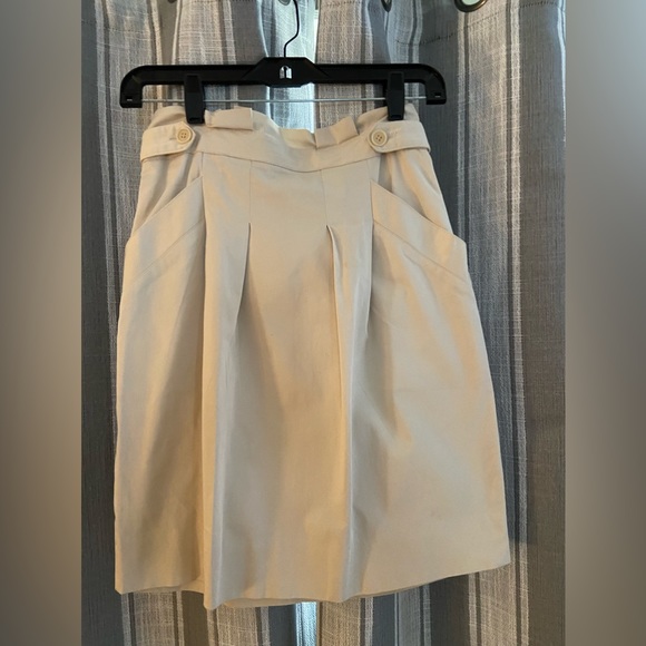 BCBG adorable beige skirt with pockets - Size 4 Zipper in Back - - Picture 1 of 9